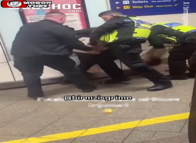 Video :A lady attacks a police officer, who sobs in amazement